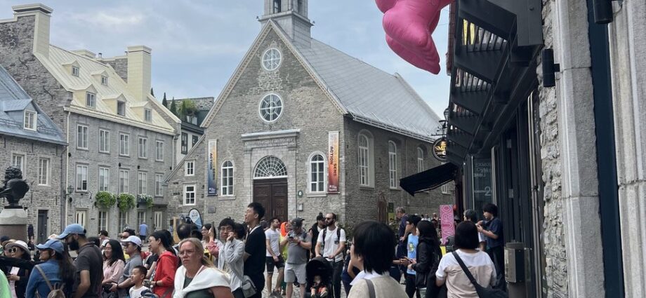 Philippe Katerine Monsieur Rose sculpture in Quebec City